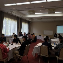 経営合宿の様子。リーダー陣が集い、組織診断の結果と打ち手について議論する。